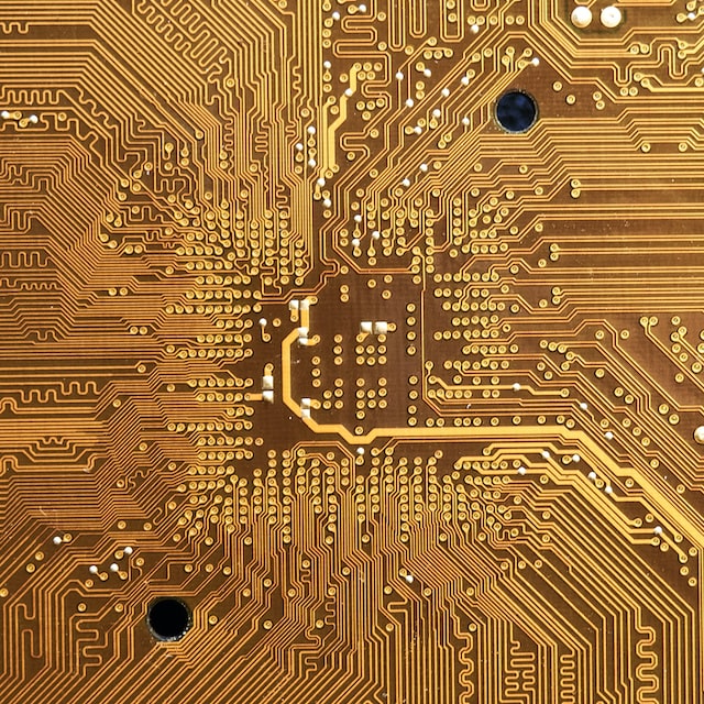 Certe électronique avec pour illustrer l'utilisation de minerais dans l'électronique et l'informatique