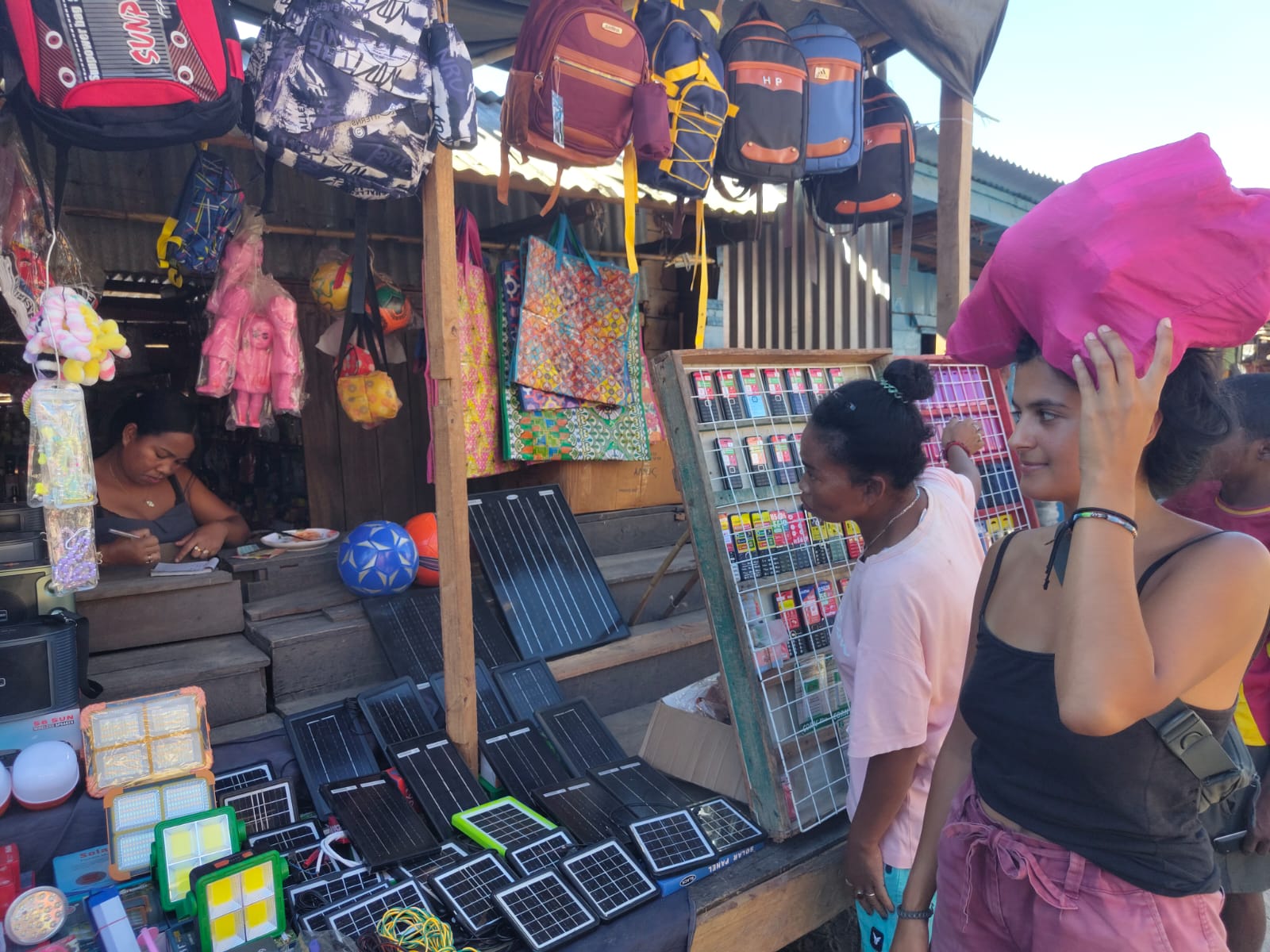 Sur la liste de courses avant quatre semaines de mission dans la forêt : des conserves, des haricots et des lampes solaires !